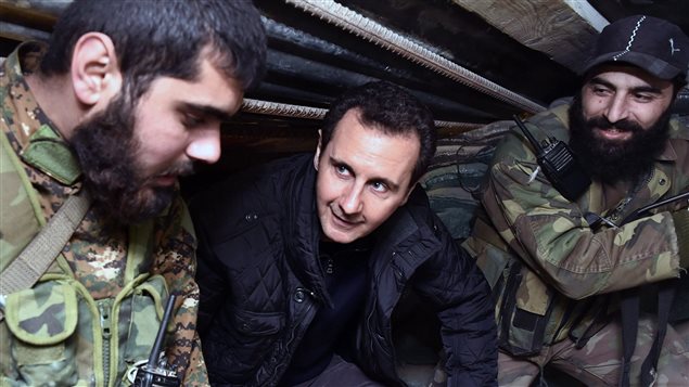 presidente sirio Bashar al-Assad en conversaciones con militares.