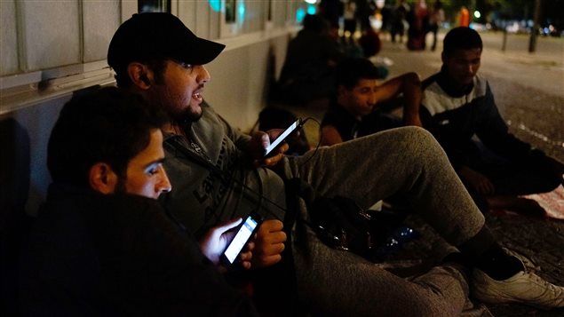 لاجئون سوريّون في برلين ينتظرون الحصول على حقّ اللجوء إلى المانيا