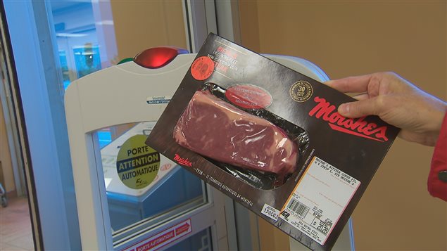 Des étiquettes antivol sont apposées sur des emballages de viande dans une épicerie IGA au Québec. Photo : ICI Radio-Canada
