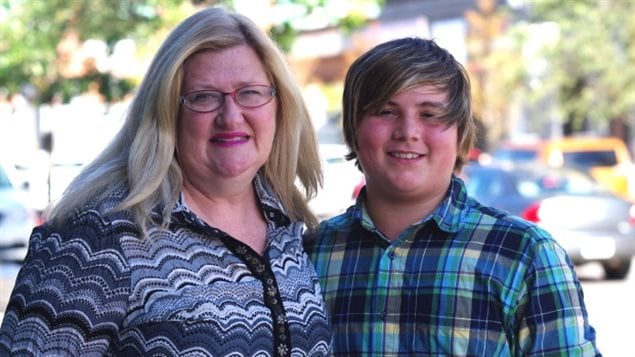 Kathy Moreland et son fils Austin Layte. Austin est atteint du syndrome de l'alcoolisme foetal. Une nouvelle opportunité de continuer d'étuder se présente à lui. 