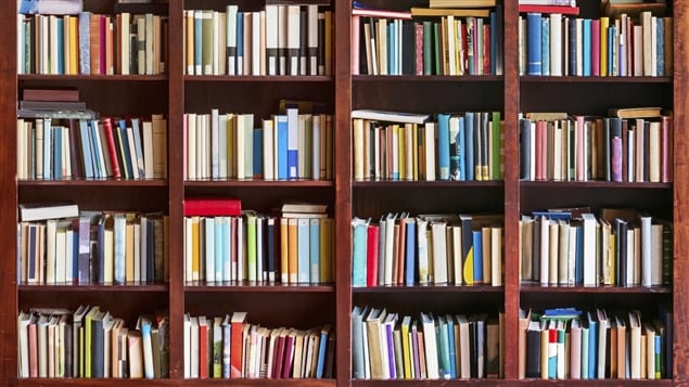 Des livres dans une bibliothèque Des livres dans une bibliothèque