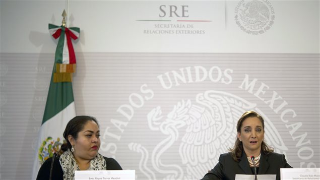 Claudia Ruiz Massieu (der), Canciller de Méxio y Reyna Torres Mendivil (izq), directora de Protección de Mexicanos en el Extranjero de SRE.