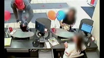舒尔曼也称”撑杆跳运动员“,跳上柜台打劫。