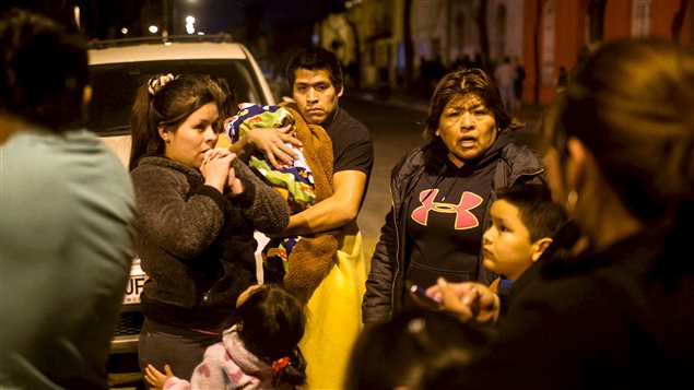 Residentes de Santiago pasaron una parte de la noche en la calle por temor a las réplicas.