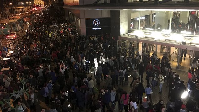 Evacuación de un centro comercial den Santiago.