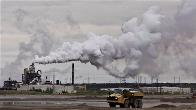 غازات ثاني أكسيد الكربون منبعثة من منشآت لاستخراج النفط من الرمال الزفتية في مقاطعة ألبرتا في غرب كندا (أرشيف)