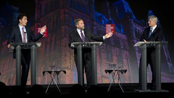 Les chefs de parti Justin Trudeau, Thomas Mulcair et Stephen Harper lors du débat des chefs organisé par le Globe and Mail, le 18 septembre à Calgary