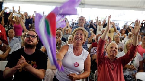 En Grèce, des partisans du parti de gauche Syriza réagissent après l'annonce des premiers sondages à la sortie des urnes le 20 septembre dernier. En 1972, sur l’initiative d’un simple député, la France a adopté une mesure visant à interdire la publication de sondages au cours des derniers jours d’une campagne électorale. Au Canada, on ne peut pas publier de résultats de sondages le jour de la tenue des élections.