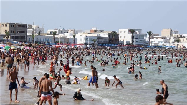 استجمام على شاطئ حلق الوادي (La Goulette) في شمال تونس قرب تونس العاصمة في آب (أغسطس) 2015.