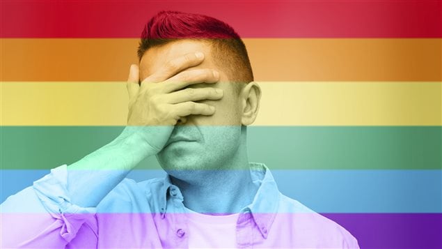 Homme n’en revenant pas de l’homophobie