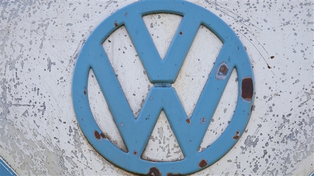Un vieux logo rouillé de Volkswagen.