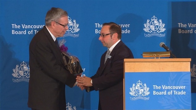 El ministro de Finanzas federal, Joe Oliver (izq) y Elio Luongo, jefe de los Servicios fiscales de KPMG, el 28 de abril pasado en Vancouver.