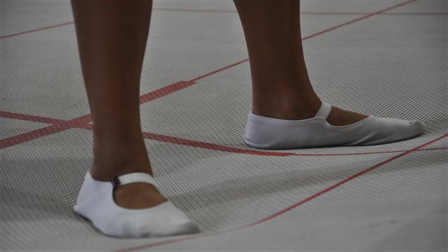 Une jeune fille sur un trampoline Une jeune fille sur un trampoline