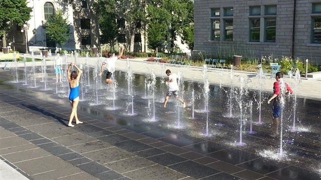 Rafraîchir les enfants en été, mais surtout ne pas les oublier dans l'auto