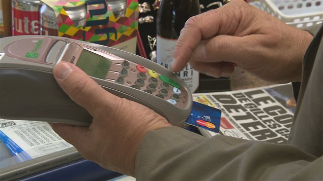 Un client paie avec sa carte de crédit