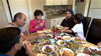 La famille syrienne d'Al Moliya est maintenant installée à Regina au Canada et espère s'intégrer rapidement. 