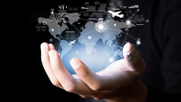 Les nouveaux outils de surveillance sur le réseau mondialisé des communications permettent aux responsables des relations publiques de tirer tous les renseignements qui ont une certaine signification dans l'orientation de la stratégie de communication de leurs clients.