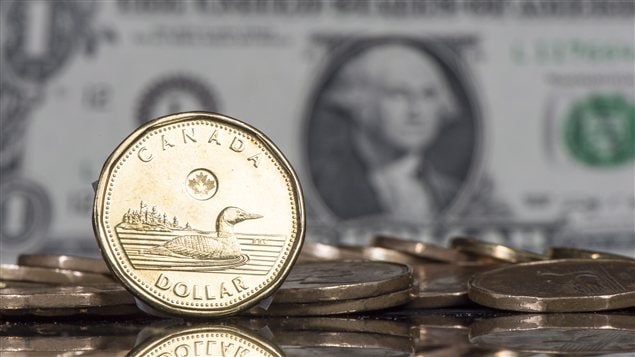 La faiblesse du dollar canadien en face du dollar américain devrait en principe favoriser les exportations canadiennes, et pourtant certaines industries canadiennes ont de la peine à s'imposer aux États-Unis.