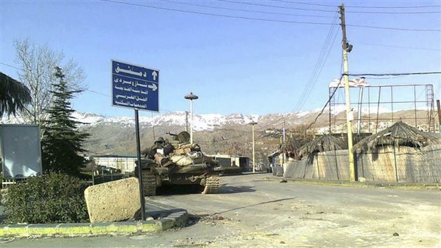 دبابة للجيش السوري في مدينة الزبداني الجبلية القريبة من الحدود مع لبنان في 15 شباط (فبراير) 2012