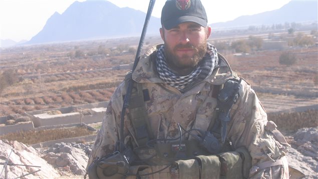 Jody Mitic, in Afghanistan, loaded with about 40 kg of ammunion, water, equipment. After his accident, he refused to dwell on his misfortune and pushed himself to succeed.