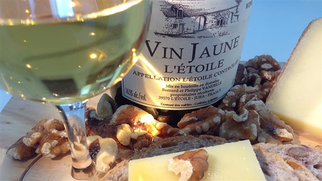 Le vin jaune du Jura a un caractère si fort qu'il doit impérativement être accompagné de nourriture pour être apprécié à sa juste valeur Le vin jaune du Jura a un caractère si fort qu'il doit impérativement être accompagné de nourriture pour être apprécié à sa juste valeur