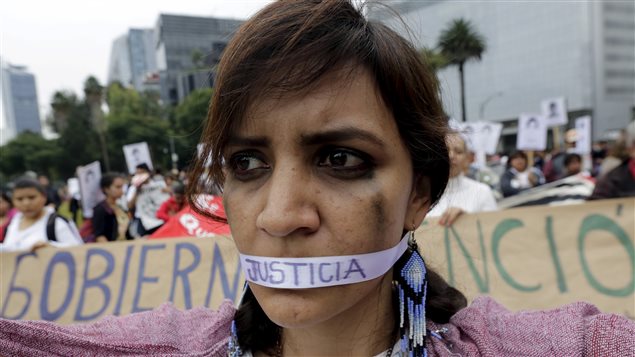 La población mexicana sigue manifestándose por la desaparición de los 43 estudiantes de Ayotzinapa