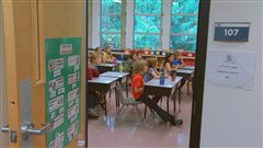 Des élèves dans une classe des nouveau locaux de l'École les Aiglons de Squamish. Des élèves dans une classe des nouveau locaux de l'École les Aiglons de Squamish.