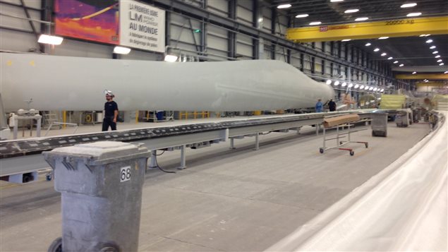 Un exemplaire de la plus longue pale d'éolienne fabriquée au Canada