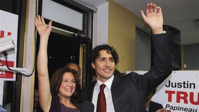 Justint Trudeau celebra su victoria en Papineau con su esposa Sophie Grégoire, el 14 de octubre 2008.