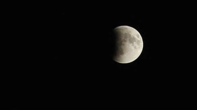 Super lune de sang cette nuit la prochaine en 2033.. 150928_ya1b8_eclipse-lune-debut_sn635