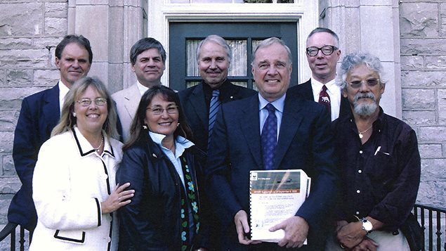 Elizabeth May, directora del Sierra Club de Canadá, el entonces primer ministro de Canadá Paul Martin, David Suzuki y otros ambientalistas en 2005.