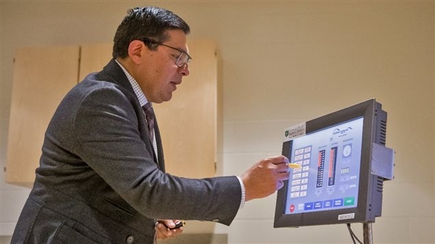 El Dr. Ivar Mendez mostrando los controles del neuro-inyector computarizado. 