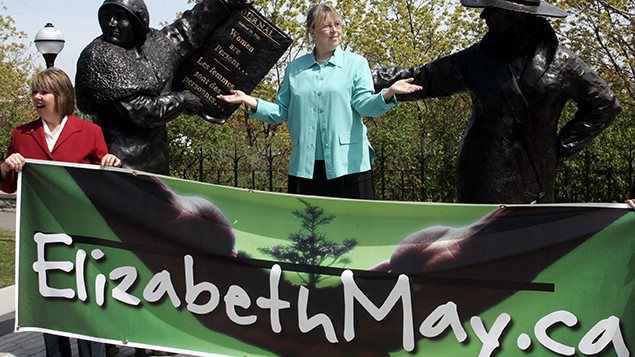 Elizabeth May anuncia que es candidata por el Partido Verde de Canadá, al lado de la escultura de las Cinco Mujeres Célebres, el 9 de mayo 2006.