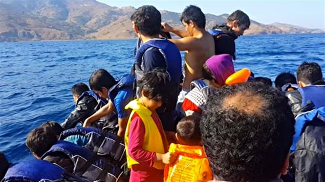 لاجئون على متن قوارب مطاطية