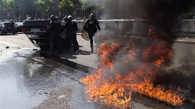 Véhicule renversé et enflammé lors d’une manifestation anti-Uber de chauffeurs de taxi à Paris en juin dernier