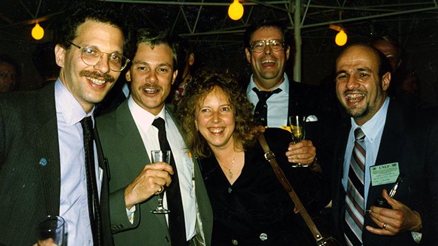 Elizabeth May festeja con colegas las negociaciones finales del Protocolo de Montreal sobre la protección de la capa de ozono, en 1987.