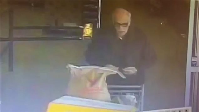 شريط  مصوّر التقطته كاميرا المراقبة في محلّ السوبر ماركت في هليفكس