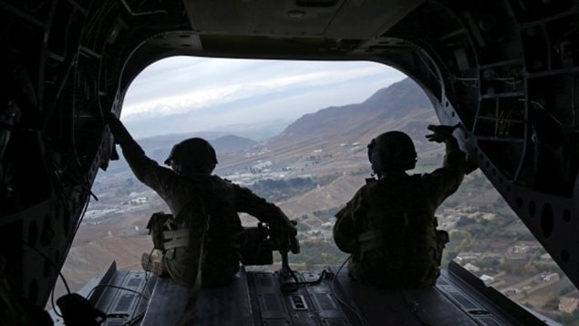Un hélicoptère américain survole l'Afghanistan.(Massoud Hossaini/Associated Press)