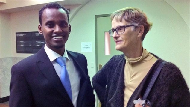 Yahya Samatar (gauche) et Karin Gordon (droite), directrice générale de la réinstallation au refuge Hospitality House Refugee Ministry, avant l'audience du Somalien, à Winnipeg, le 30 septembre 2015.