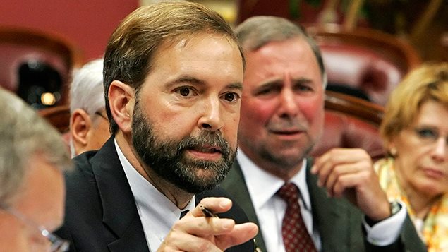 El ex ministro de Medioambiente, Thomas Mulcair, al lado del Pierre Paradis, participa en una comisión parlamentaria sobre el Mont Orford el 25 de mayo 2006.