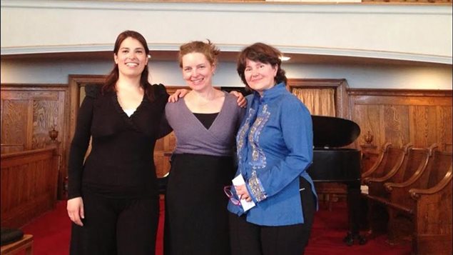 De izquierda a derecha, Paulina Derbez, Naomi Barron y María Rosales, del Ensamble Monarca