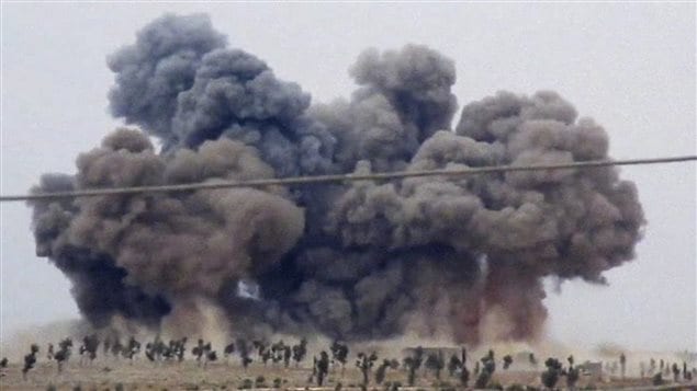 الدخان يتصاعد نتيجة غارة جويّة روسيّة في سوريّا في 30 ايلول سبتمبر 2015
