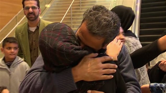 لقاء لم شمل مؤثر لعائلة سورية في وينيبيغ في غرب كندا بعد سبع سنوات من الانتظار والمعاناة  