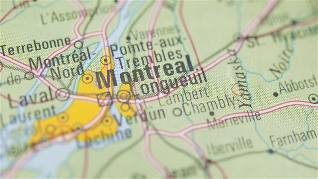 Montreal es una isla rodeada de agua y el San Lorenzo es el curso princiapl en la región.