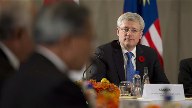 Le chef du gouvernement canadien, Stephen Harper, à Pékin, en novembre 2014, lors de négociations dans le cadre de l'entente de Partenariat transpacifique. Le Partenariat Transpacifique annonce la création du plus gros accord de libre-échange au monde : 12 pays et 800 millions de consommateurs, dont 36 millions de Canadiens.