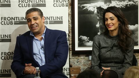 Mohamed Fahmy et son avocate Amal Clooney lors de son escale dans la capitale anglaise.