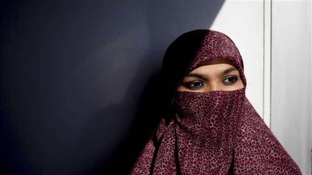 زونيرا اسحق الكندية الباكستانية الأصل التي استحوذت قضية نقابها على اهتمام الرأي العام 