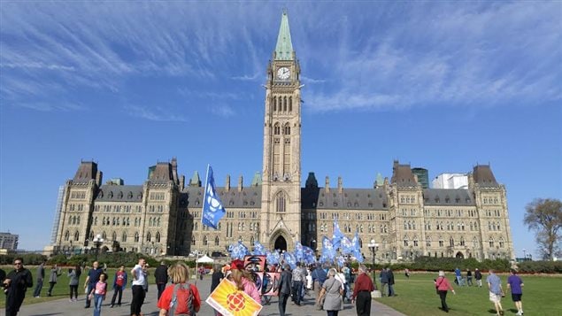 Los caminates de la marcha por Radio Canadá Montreal-Ottawa, llegaron al Parlamento de Ottawa. 