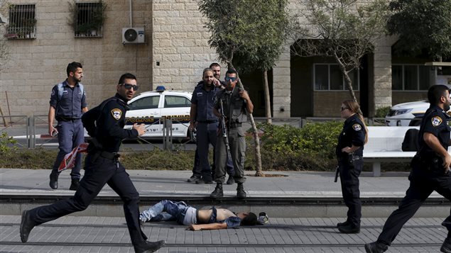 Cuerpo de un palestino en Jerusalén luego de un enfrentamiento con las fuerzas israelíes