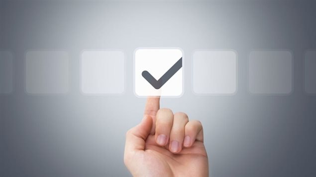 La majorité des stratèges et des observateurs politiques estiment que la publication des sondages procure un avantage injuste aux partis ou candidats dont les chances semblent s’améliorer surtout en fin de campagne électorale.